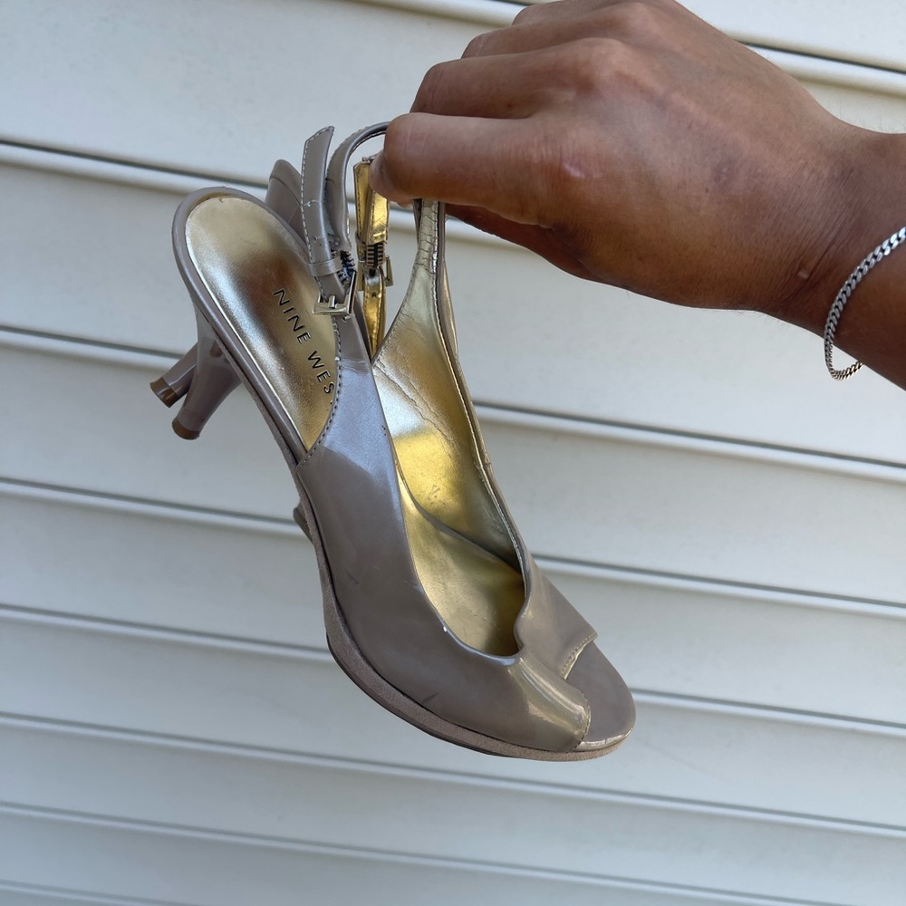 NINE WEST HIGH HEELS IN CRÈME. CONDITION IS USED. SZ 7 W.